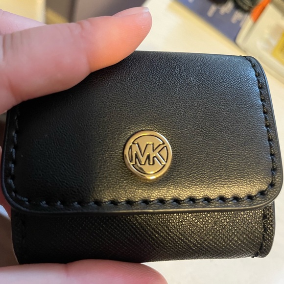 NEW Michael Kors AirPods case - Picture 6 of 8